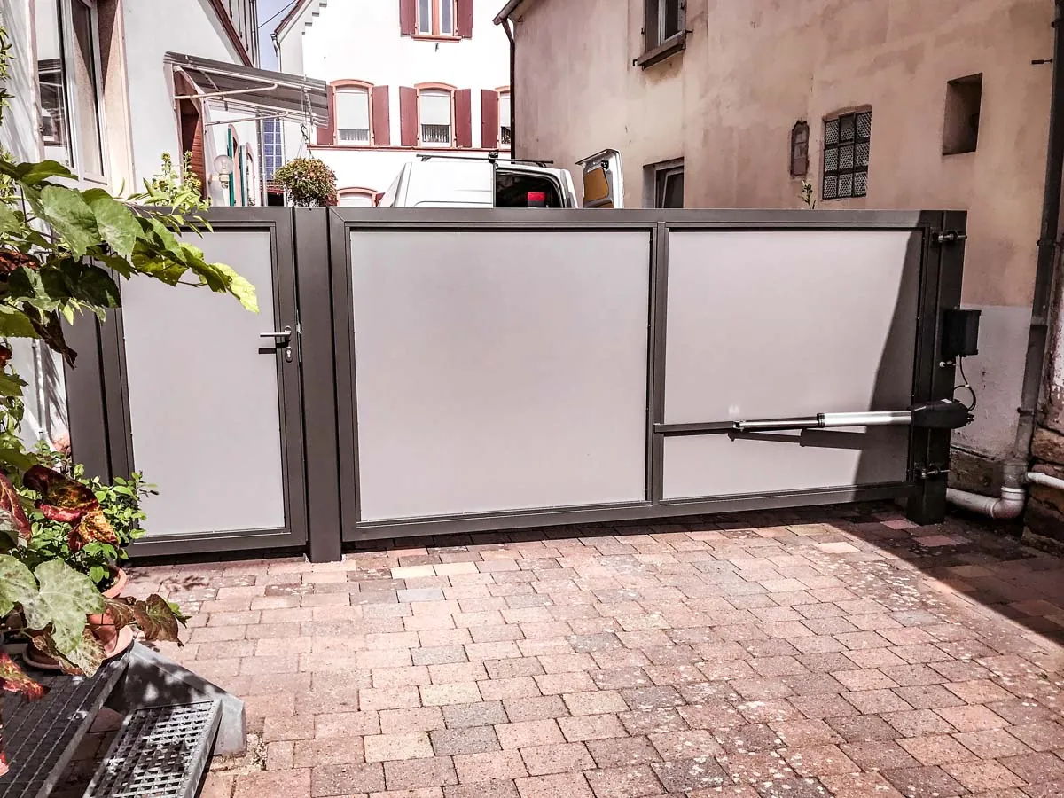 Hoftor aus Stahl mit Trespa-Pforte und Torantrieb