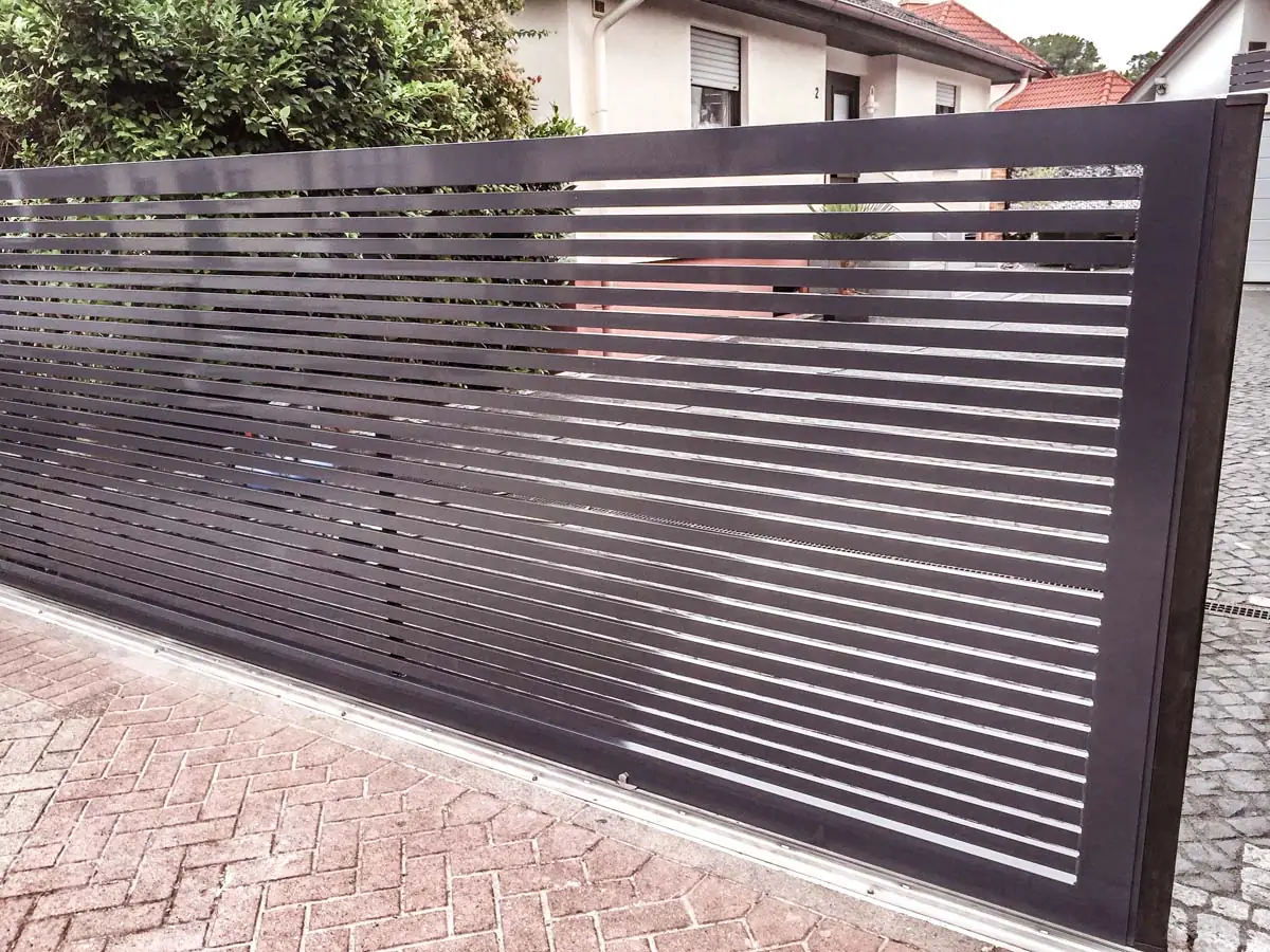 Schiebetor mit Lamellen-Sichtschutz in Offenbach, Frontalansicht