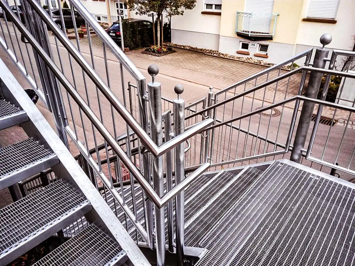 Verzinkte Außentreppe, Detailansicht Geländer und Podest