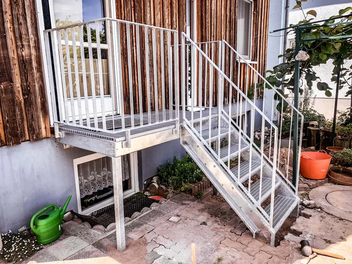 Verzinkte Außentreppe mit Gitterrost und Podest