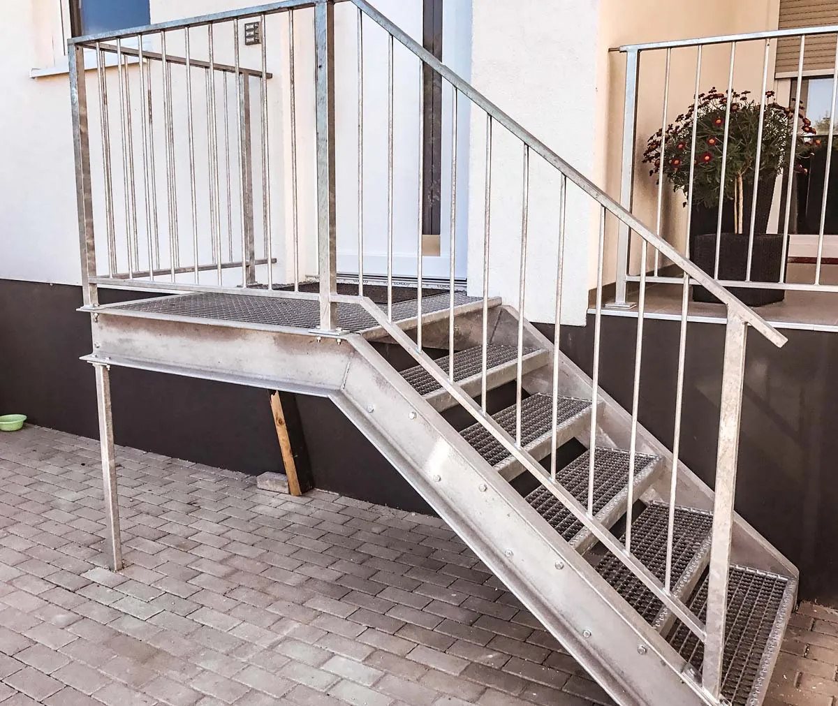 Verzinkte Eingangstreppe mit Gitterrost und Podest an einem Wohnhaus