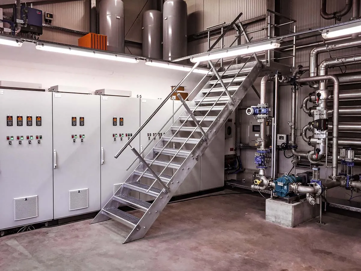 Industrietreppe aus Edelstahl mit Gitterrost im Technikraum