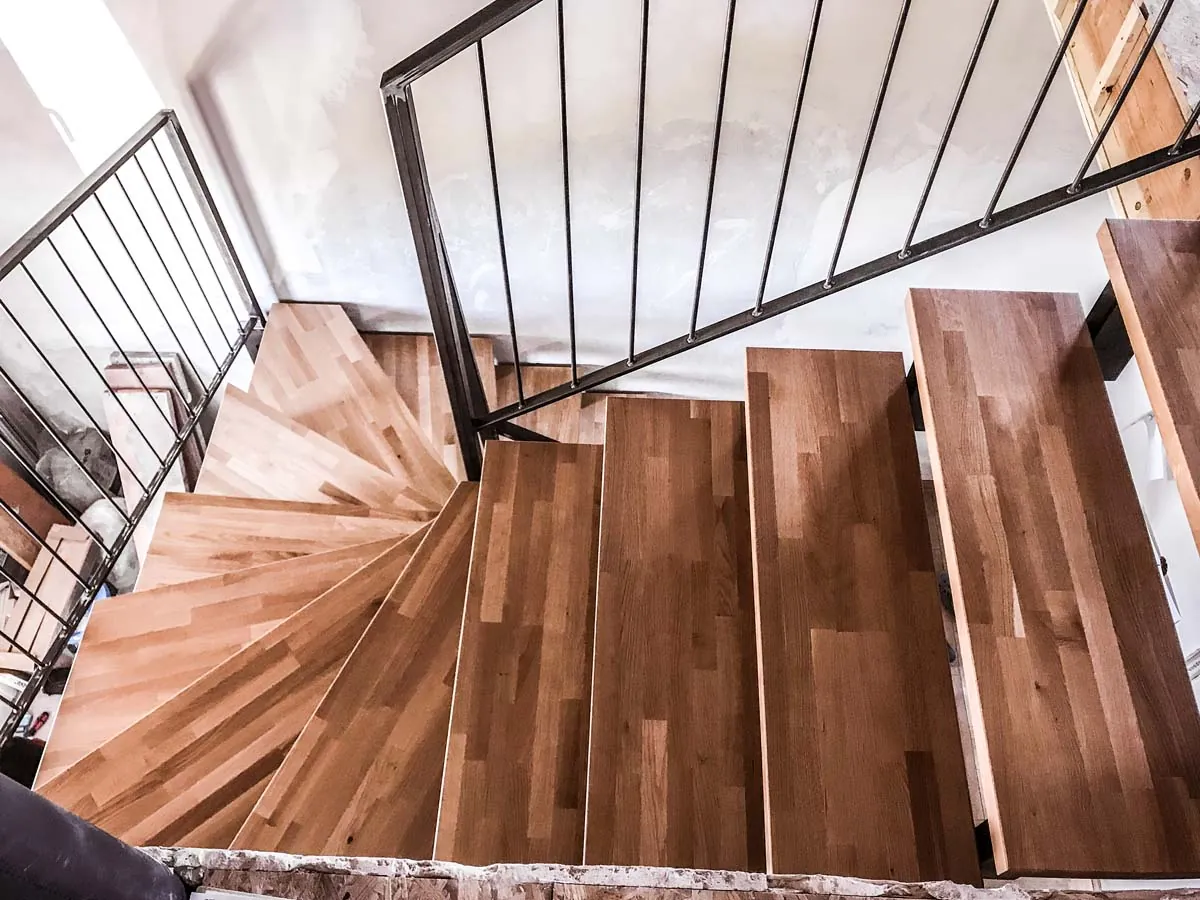 Innentreppe mit Holzstufen aus Eiche und Stahlgeländer