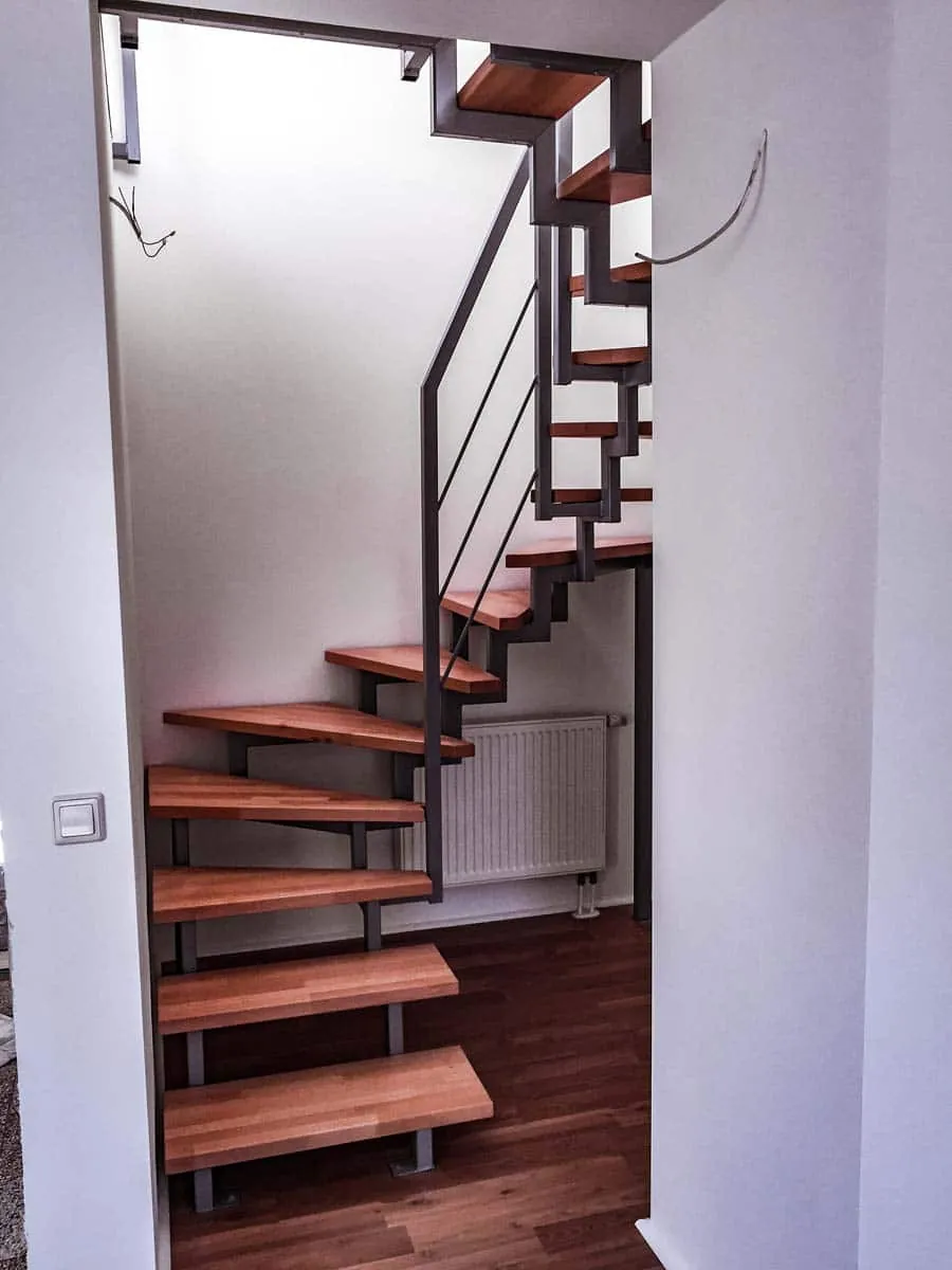 Innentreppe aus Stahl mit Holzstufen und Holzgeländer