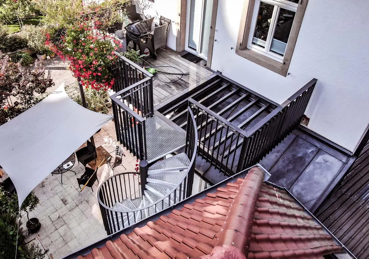Spindeltreppe am Balkon im Innenhof, Drohnenaufnahme
