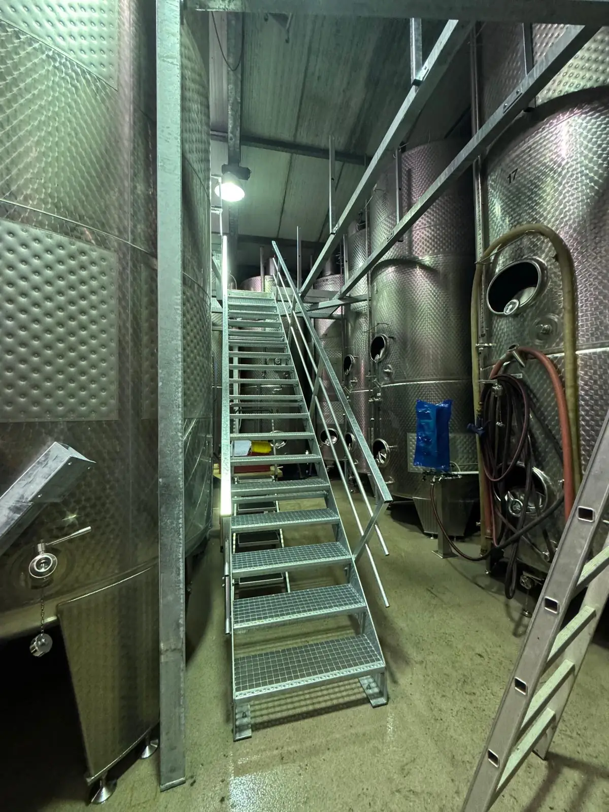 Stahltreppe mit Gitterroststufen in einer Winzerei in Bad Bergzabern