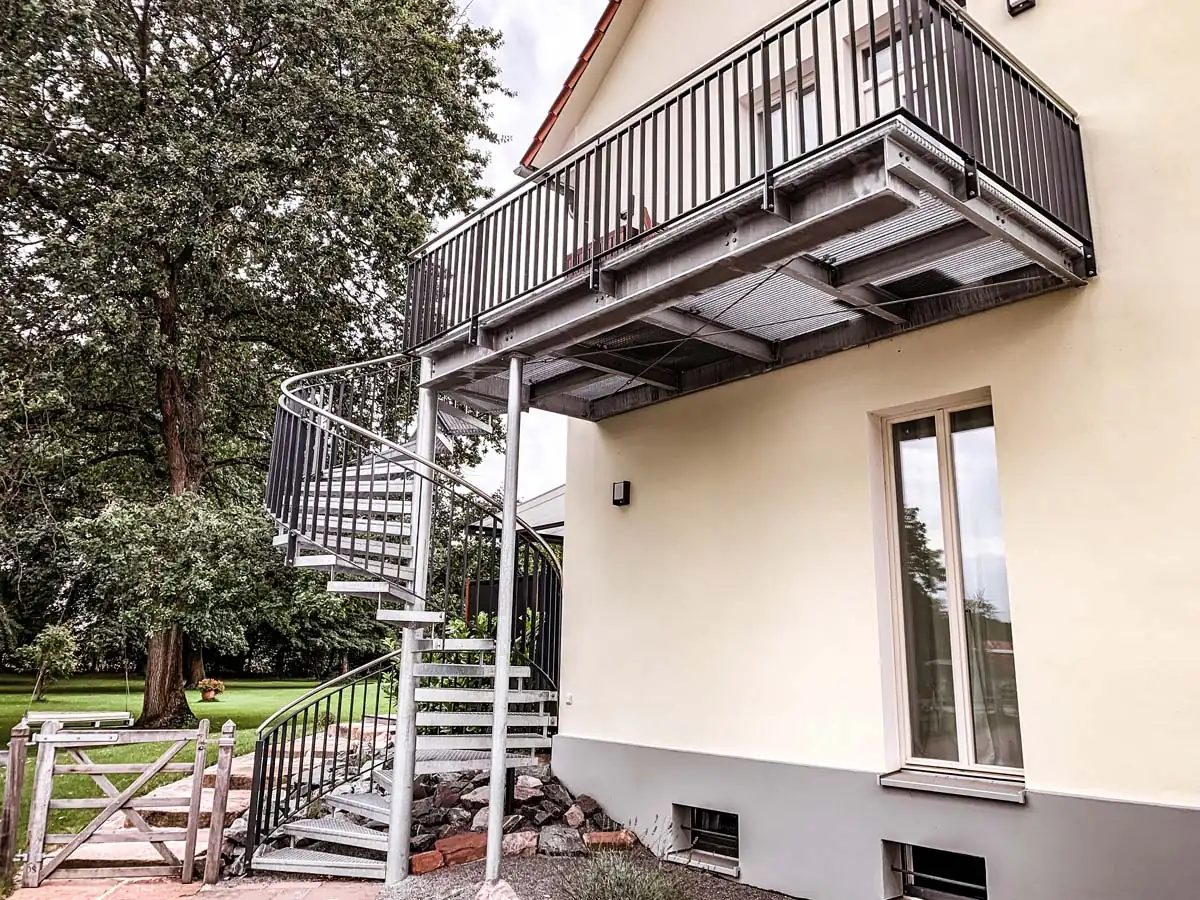 Verzinkte Wendeltreppe als Balkonanbau an einem Wohnhaus