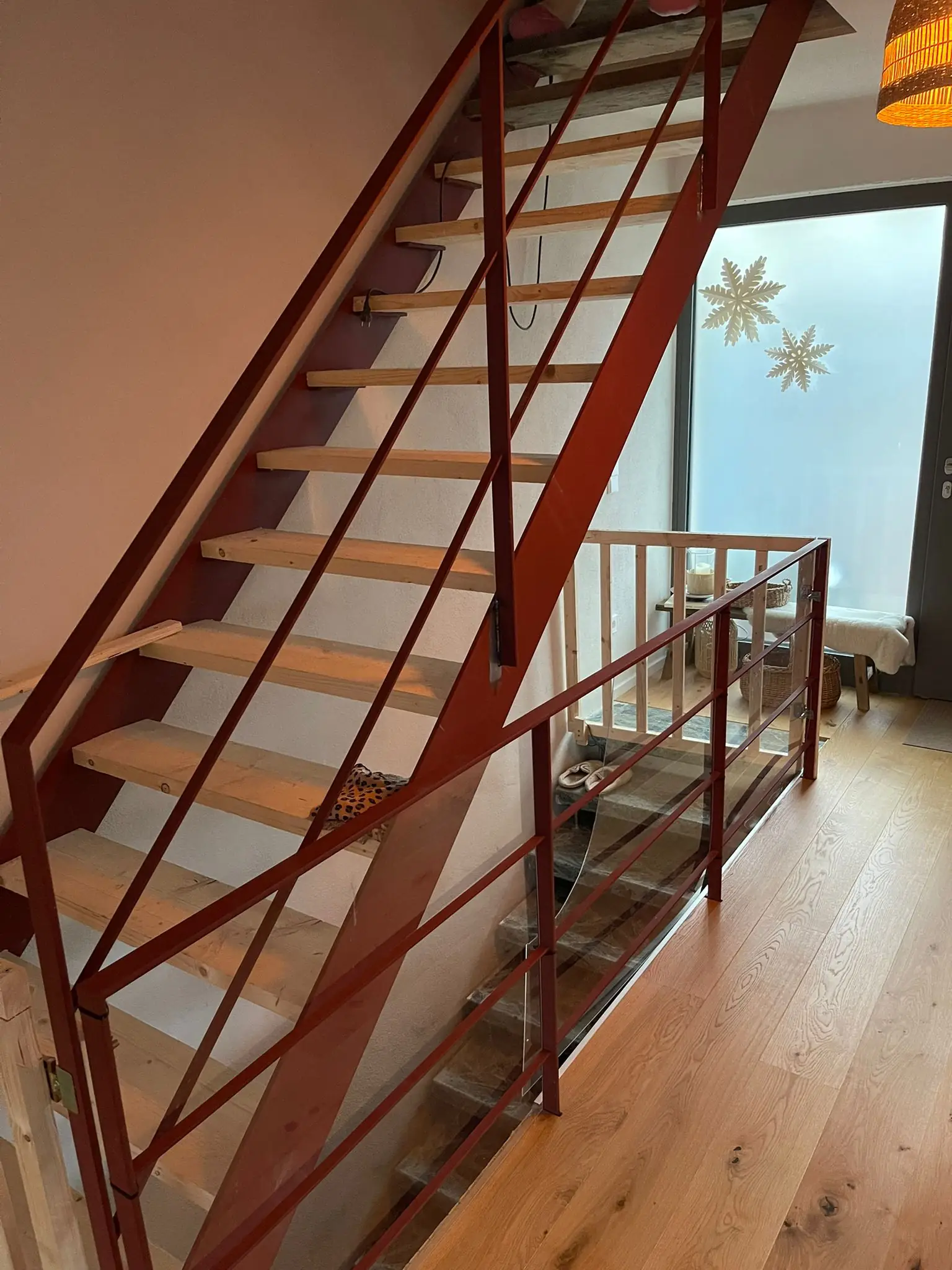 Zimmertreppe aus Flachstahl mit Holzstufen in Offenbach