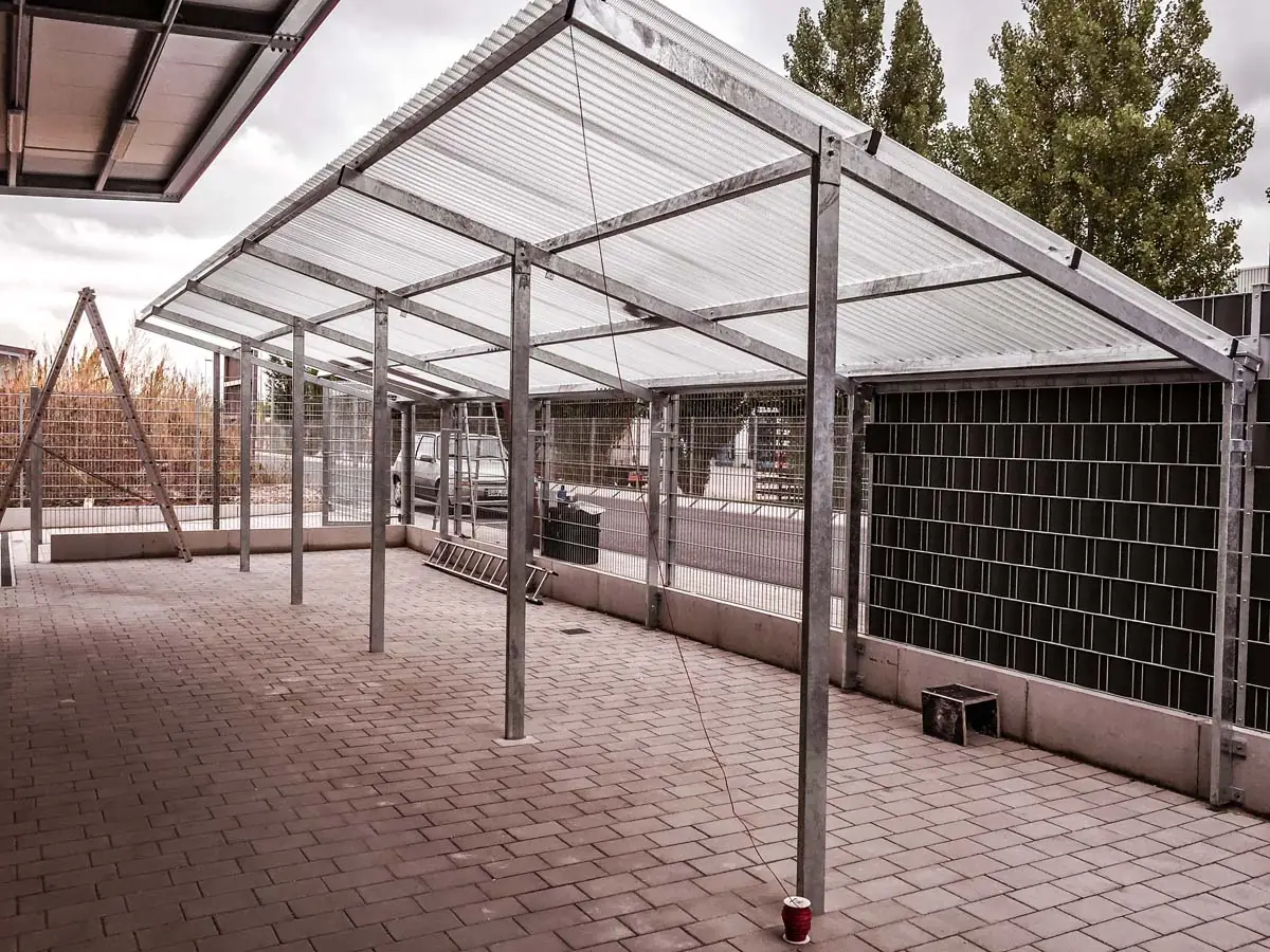 Verzinkter Stahl-Carport mit Wellblech für Gewerbebetrieb