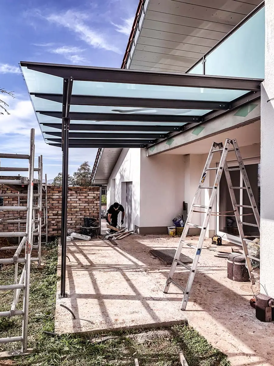 Terrassenglasdach mit Stahlträgern und Rundlochung