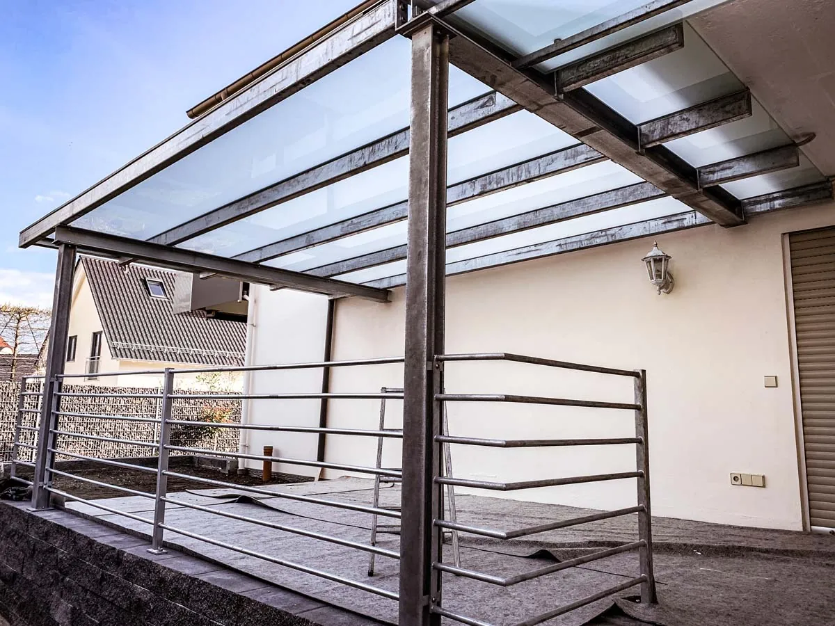 Terrassenüberdachung mit Glasdach und Edelstahlgeländer