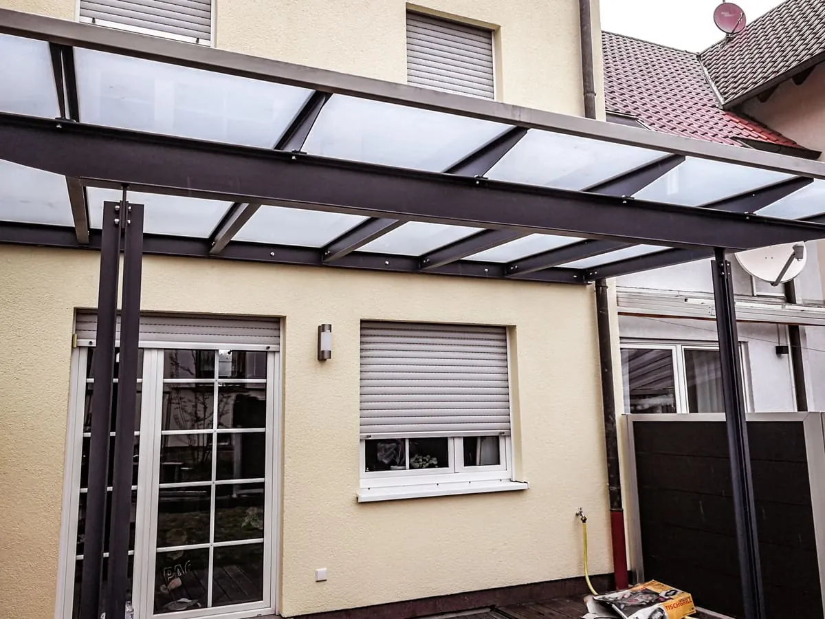 Terrassenüberdachung mit Glasdach aus Stahl an einem Wohnhaus
