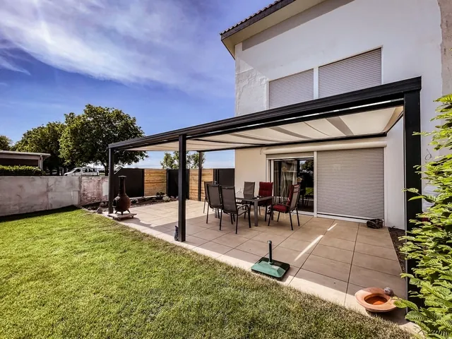 Terrassenüberdachung aus Stahl mit Markise als Sonnenschutz