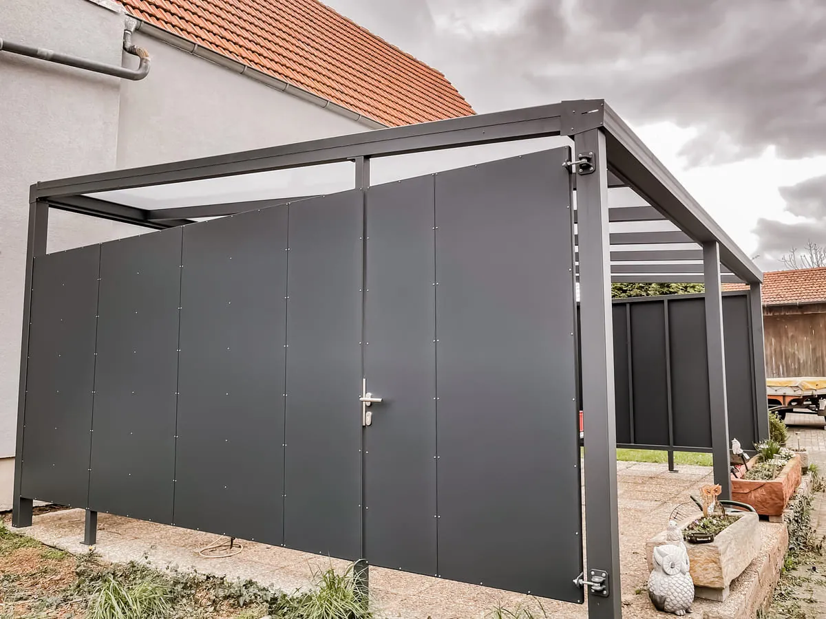 Überdachung aus Stahl mit Paneelen in Anthrazit