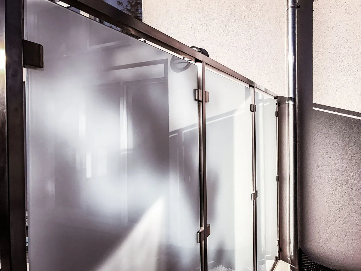 Sichtschutz mit Glasfüllung und Edelstahlpfosten, Detailansicht