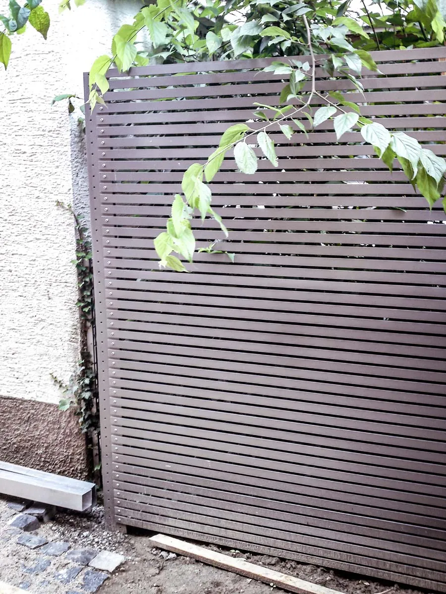 Sichtschutz aus Stahl mit Lamellen, Detailansicht