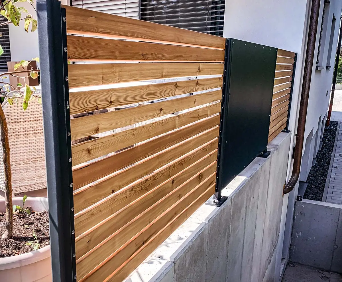 Sichtschutz aus Stahl mit Holzlatten, Detailansicht