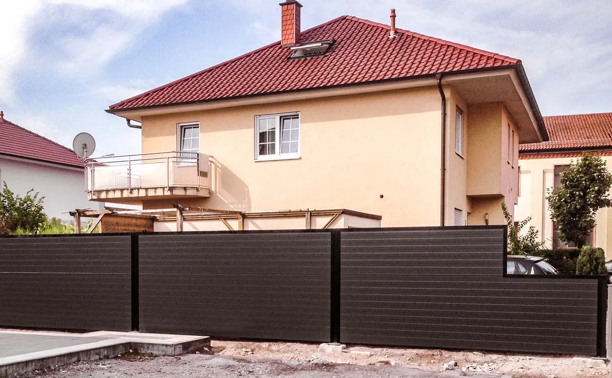 Sichtschutzzaun mit Lamellen in Anthrazit